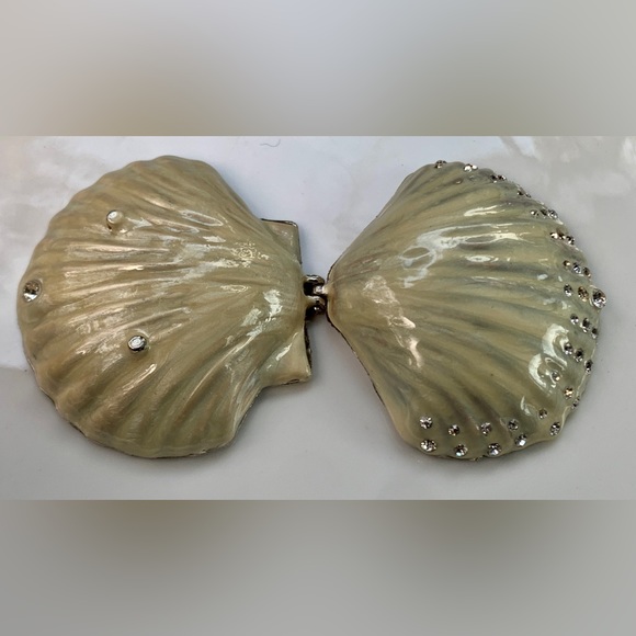 Vintage Footed Pearl Enameled Metal Magnetic Clasp Clamshell Ring Coin Box - Picture 15 of 16